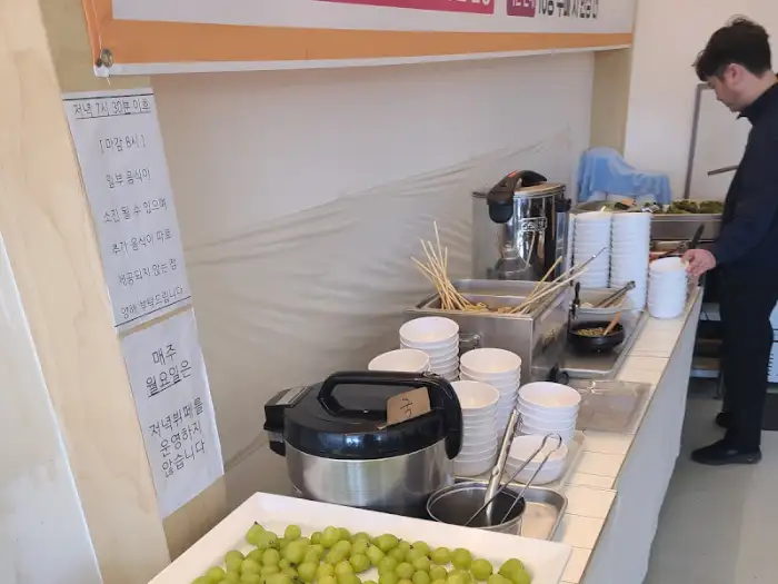 뷔페 음식 진열대의 과일과 샐러드
