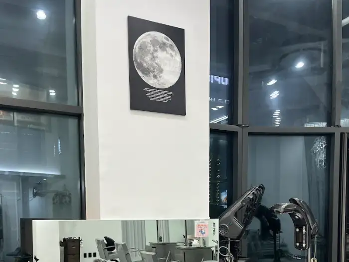 달 사진이 걸린 벽면과 조명으로 꾸며진 실내 모습
