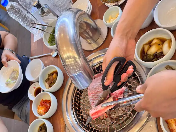가위와 집게로 고기 자르는 모습