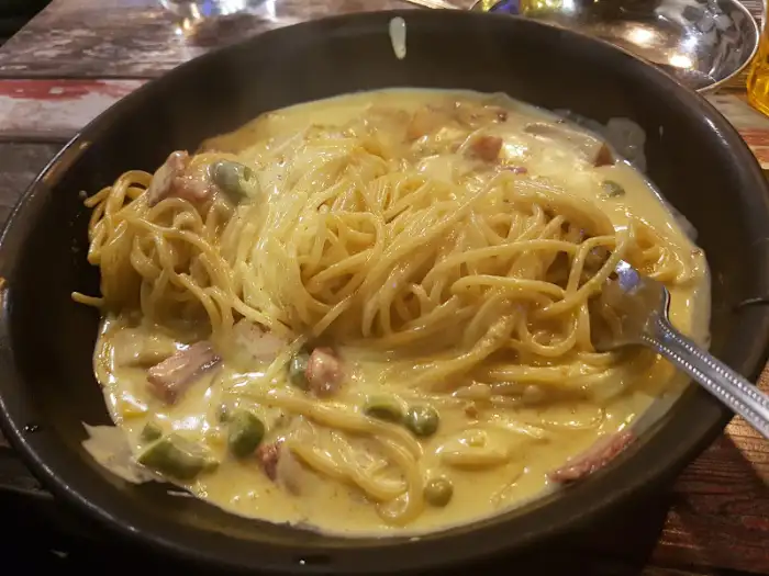 커리크림 파스타, 부드러운 크림과 이국적인 커리 향의 조화가 돋보입니다.