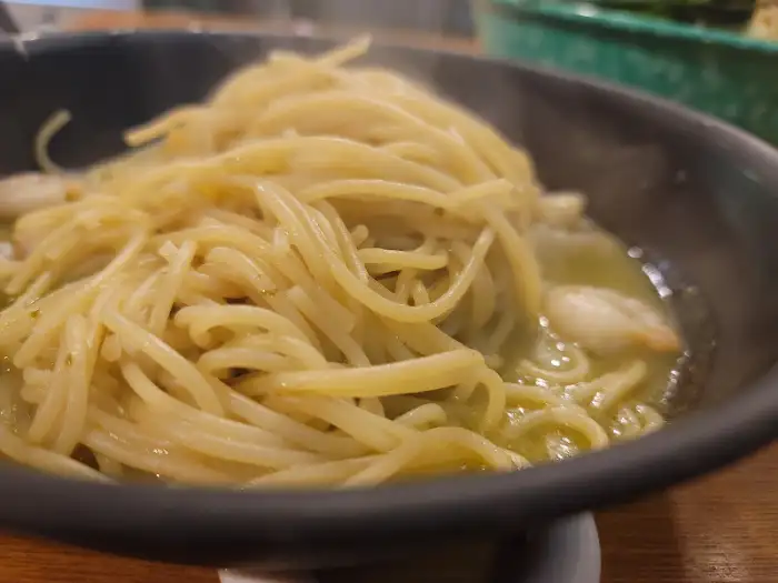 바질 페스토 파스타의 근접샷, 면에 소스가 고르게 배어있는 것을 확인할 수 있습니다.