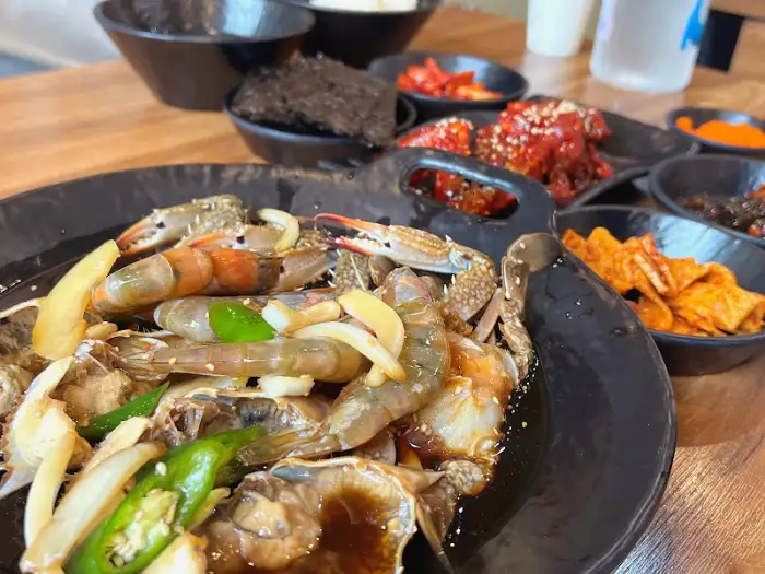 간장게장과 새우장이 담긴 접시