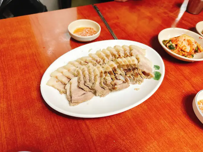 정갈하게 담긴 수육