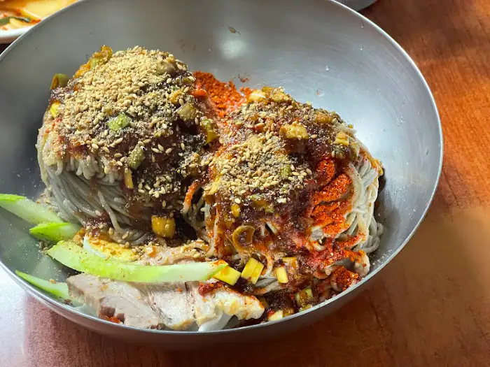 간장 베이스 막국수