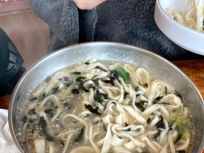 김가루와 파가 고명으로 올라간 칼국수