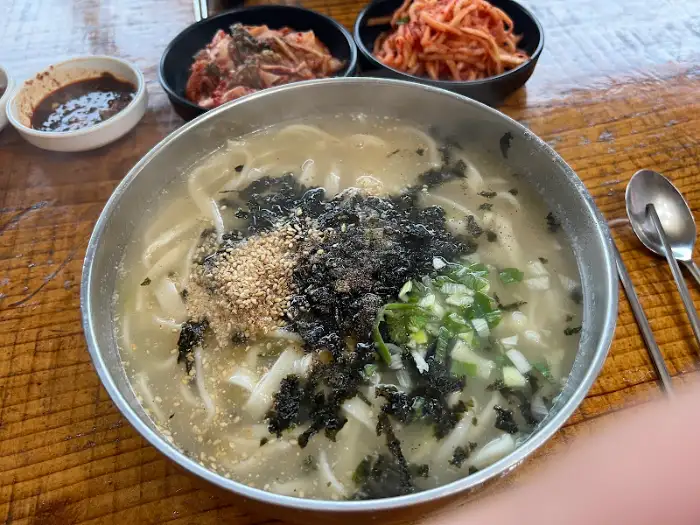 칼국수 위에 뿌려진 깨소금과 김가루