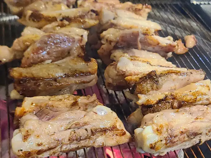 윤기가 흐르는 노릇하게 구워진 삼겹살