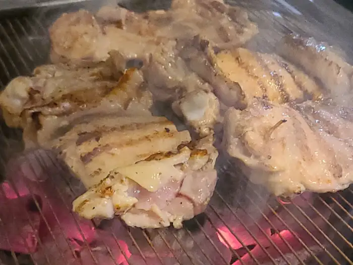 전문가의 손길로 노릇하게 구워지는 통삼겹살