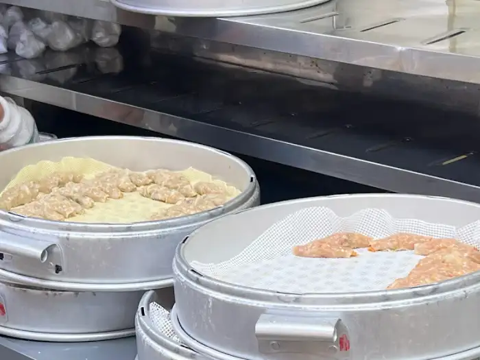 찜통에 쪄지고 있는 만두 속 재료들