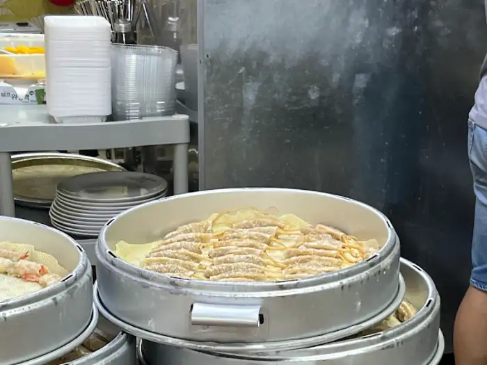 찜통에 가득 담겨 있는 만두들