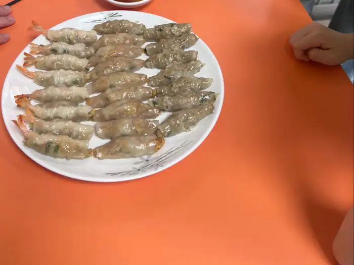접시에 담긴 새우 만두와 떡갈비 만두