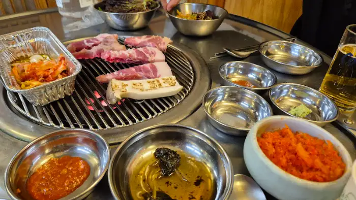 정갈하게 차려진 밑반찬과 고기