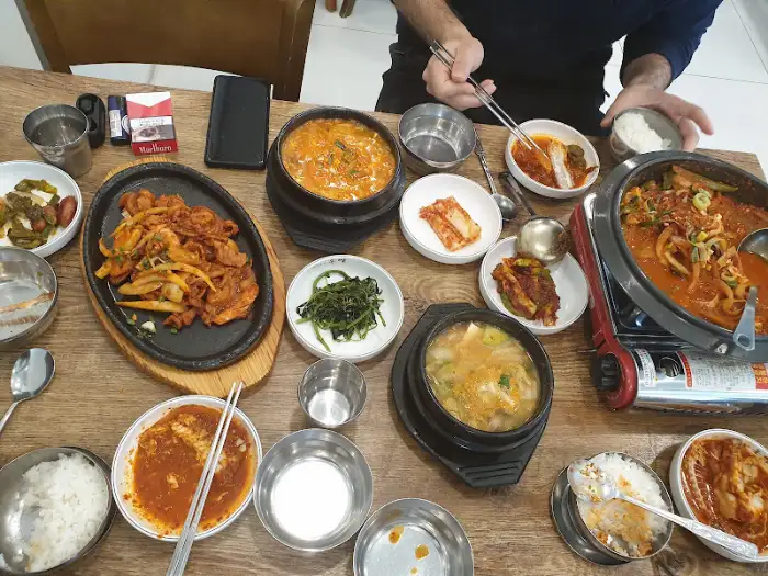 식탁 위에 차려진 푸짐한 한 상