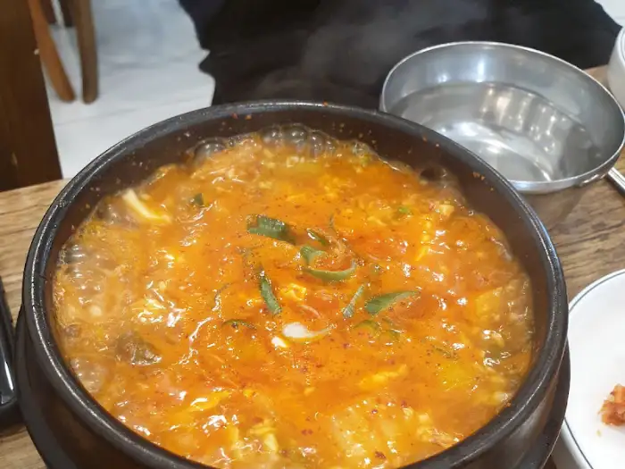 김이 모락모락 나는 뜨거운 찌개