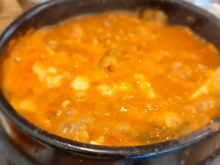 얼큰해 보이는 찌개 클로즈업
