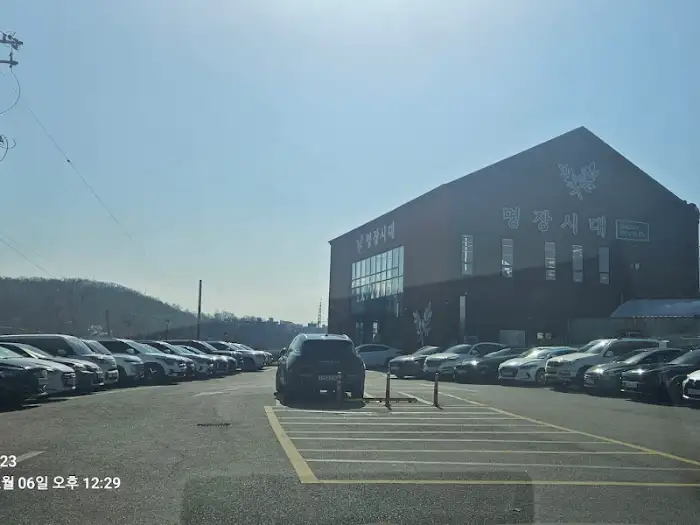 넓은 주차장에서 바라본 카페 전경