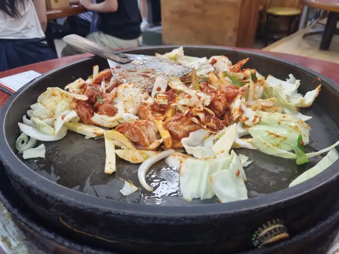 철판 위에 닭갈비가 조리되고 있다.