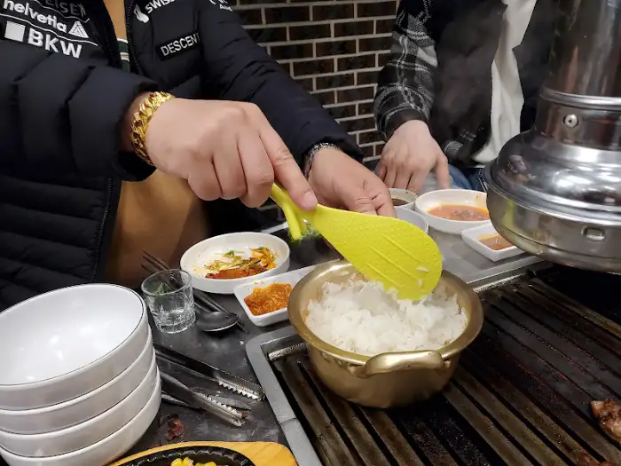연탄불 위에 밥 짓는 냄비