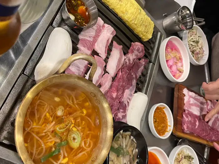 연탄불 위에 올라간 신선한 돼지고기