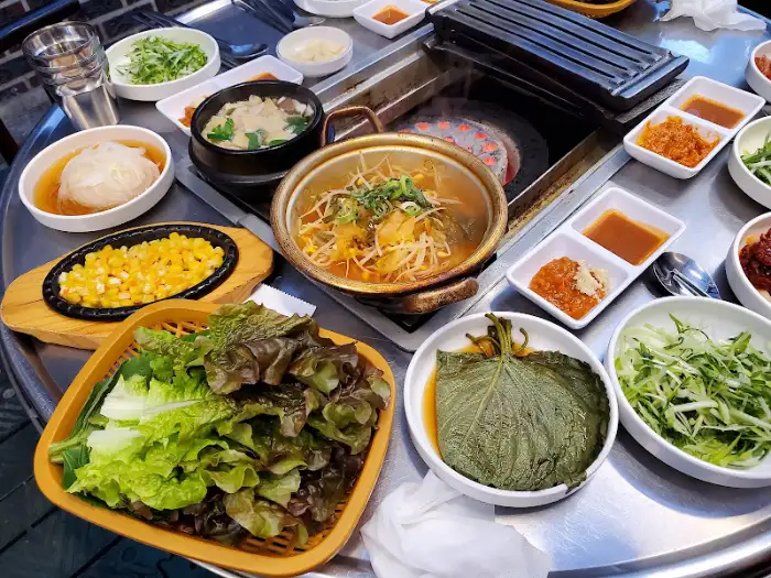 연탄불과 함께 둘러앉은 테이블 전경