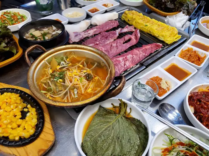 메인 요리인 고기, 찌개, 계란말이, 밥 등
