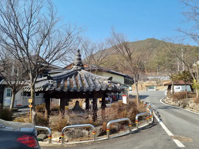 식당 주변의 정겨운 정자