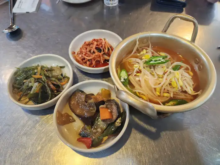 국물 요리와 함께 나온 반찬들