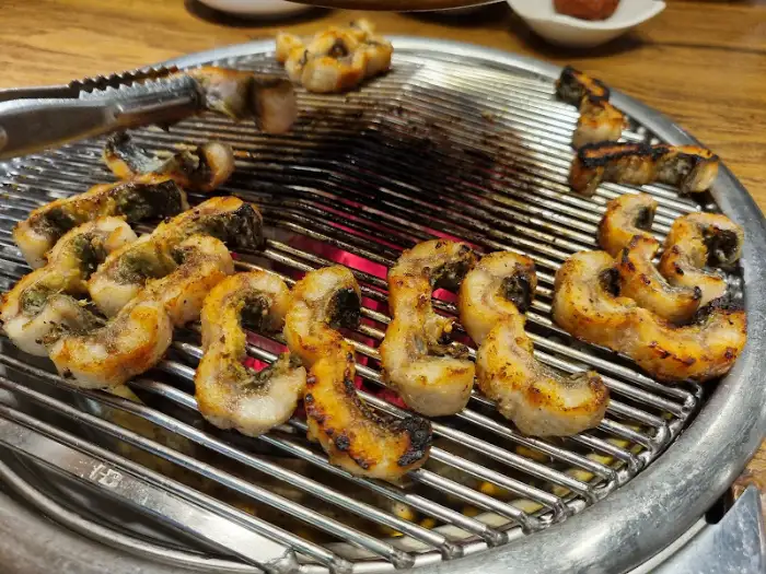 숯불 위에서 구워지는 장어