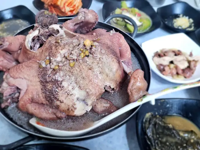 푸짐하게 차려진 백숙 한 상