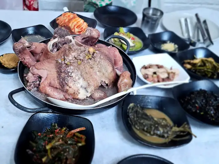 백숙과 함께 나온 모래집 무침