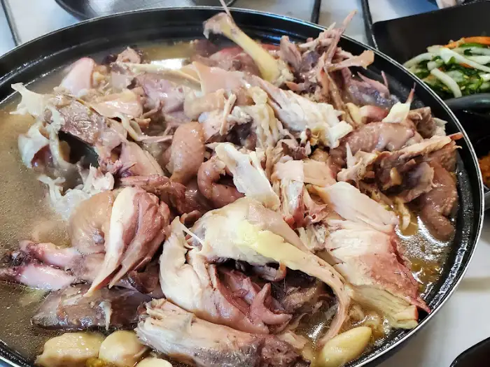 푹 삶아져 부드러운 백숙 살코기