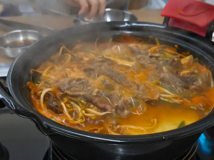 푸짐하게 익은 소고기와 채소 샤브샤브