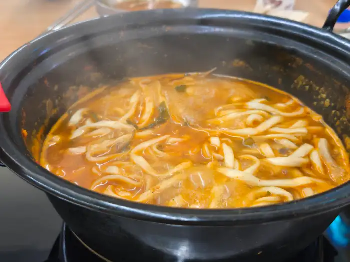 칼국수 면이 익어가고 있는 샤브샤브 냄비