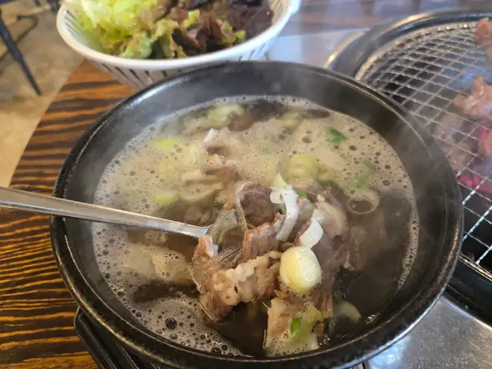 갈비와 함께 나온 맑은 소머리국밥