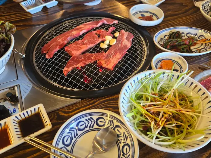 숯불 위 갈비와 곁들임 채소