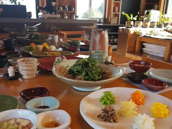 신선한 채소가 듬뿍 담긴 샐러드
