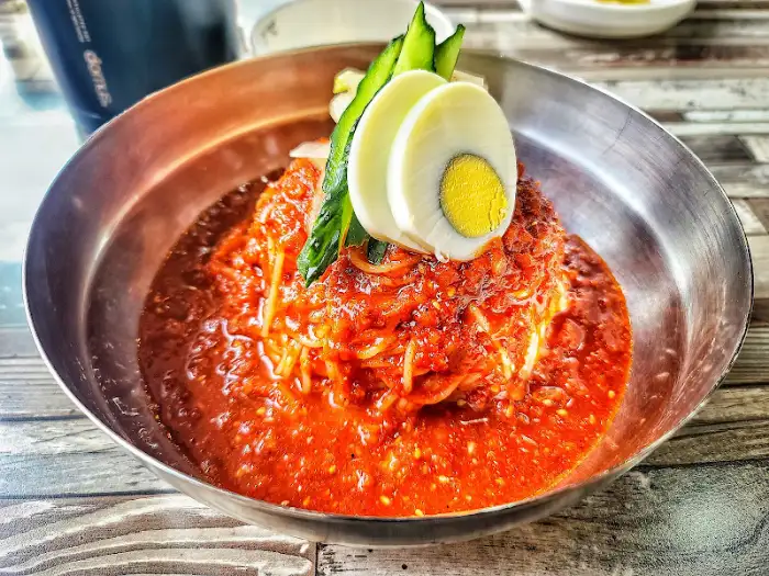 만두와 곁들여진 비빔 밀면