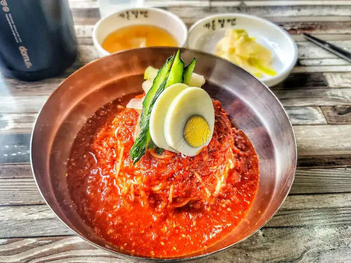 비빔 밀면과 반찬들