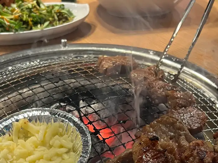 사랑채 숯불갈비 고읍점 숯불 돼지갈비 굽는 모습