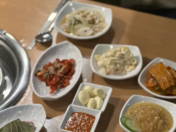 사랑채 숯불갈비 고읍점 푸짐한 한상 차림