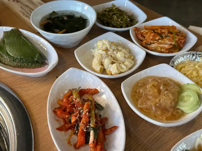 사랑채 숯불갈비 고읍점 다양하게 차려진 상차림