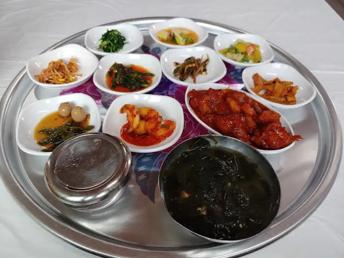 정갈하게 차려진 여러 가지 반찬들이 담긴 쟁반