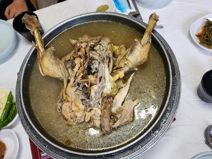 커다란 솥에 담겨 나온 맑고 진한 국물의 백숙