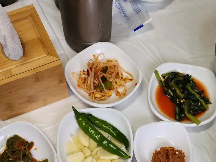 백숙과 함께 제공된 나물 무침, 마늘, 고추 등 반찬들