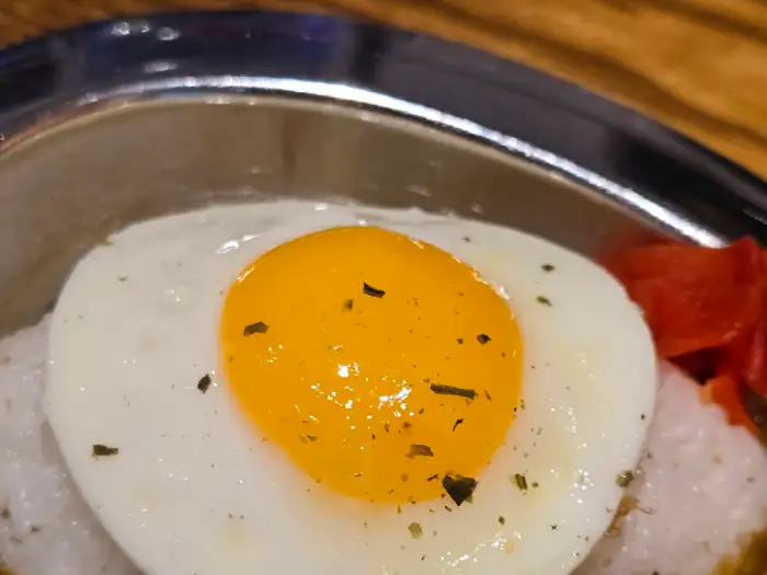 촉촉한 계란 프라이가 올라간 카레