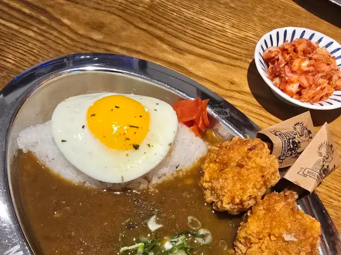 카레와 튀김, 김치가 함께 나온 구성