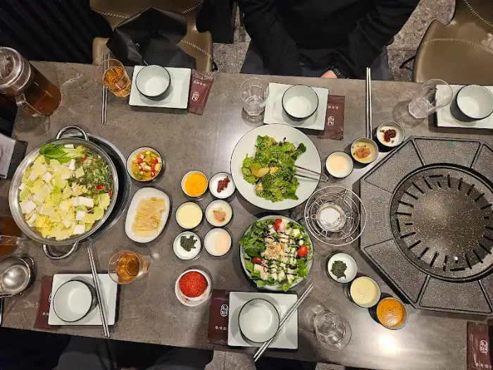 식당 내부의 깔끔한 테이블 세팅