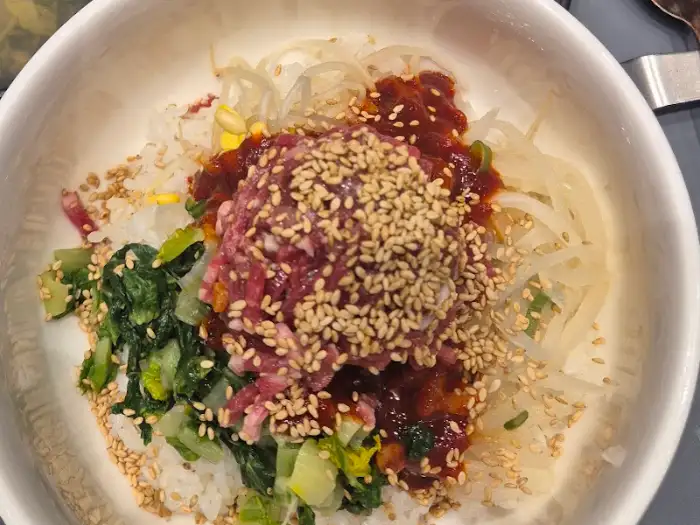 신선한 육회 비빔밥