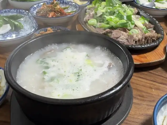 돼지국밥과 다양한 밑반찬