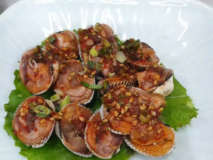 양념이 맛있어 보이는 조개 요리
